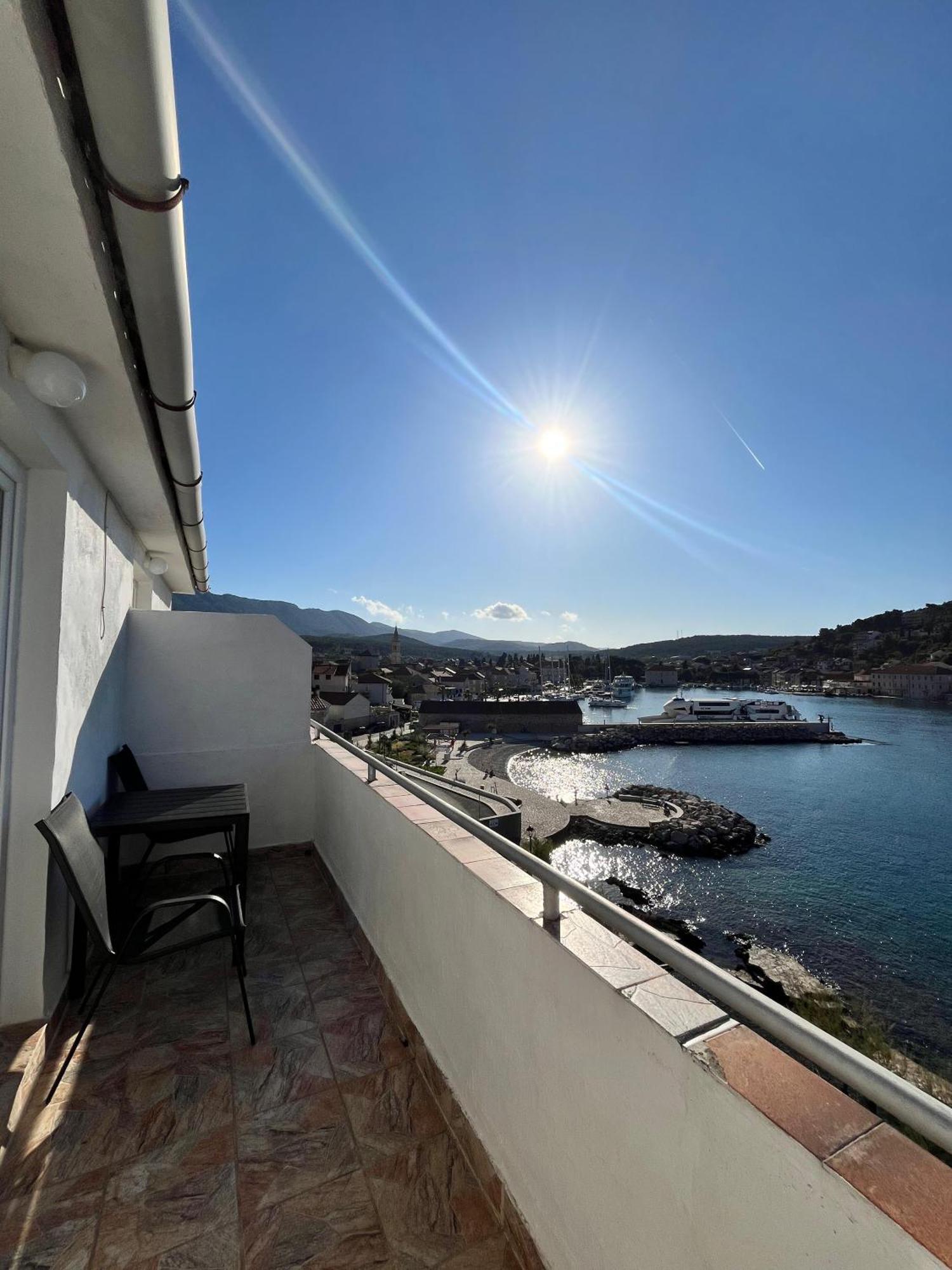 Apartments Peronja Jelsa Seafront Exterior photo