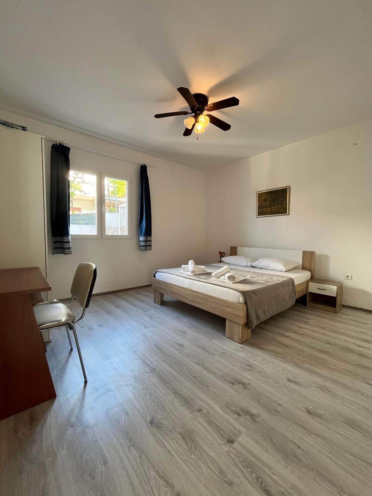 Apartments Peronja Jelsa Seafront Exterior photo